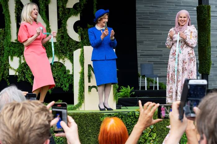 Dronning Sonja klipte snoren, som ble holdt av direktør Karin Hindsbo og konferansier Iman Meskini. Foto: Ina Wesenberg/Nasjonalmuseet 